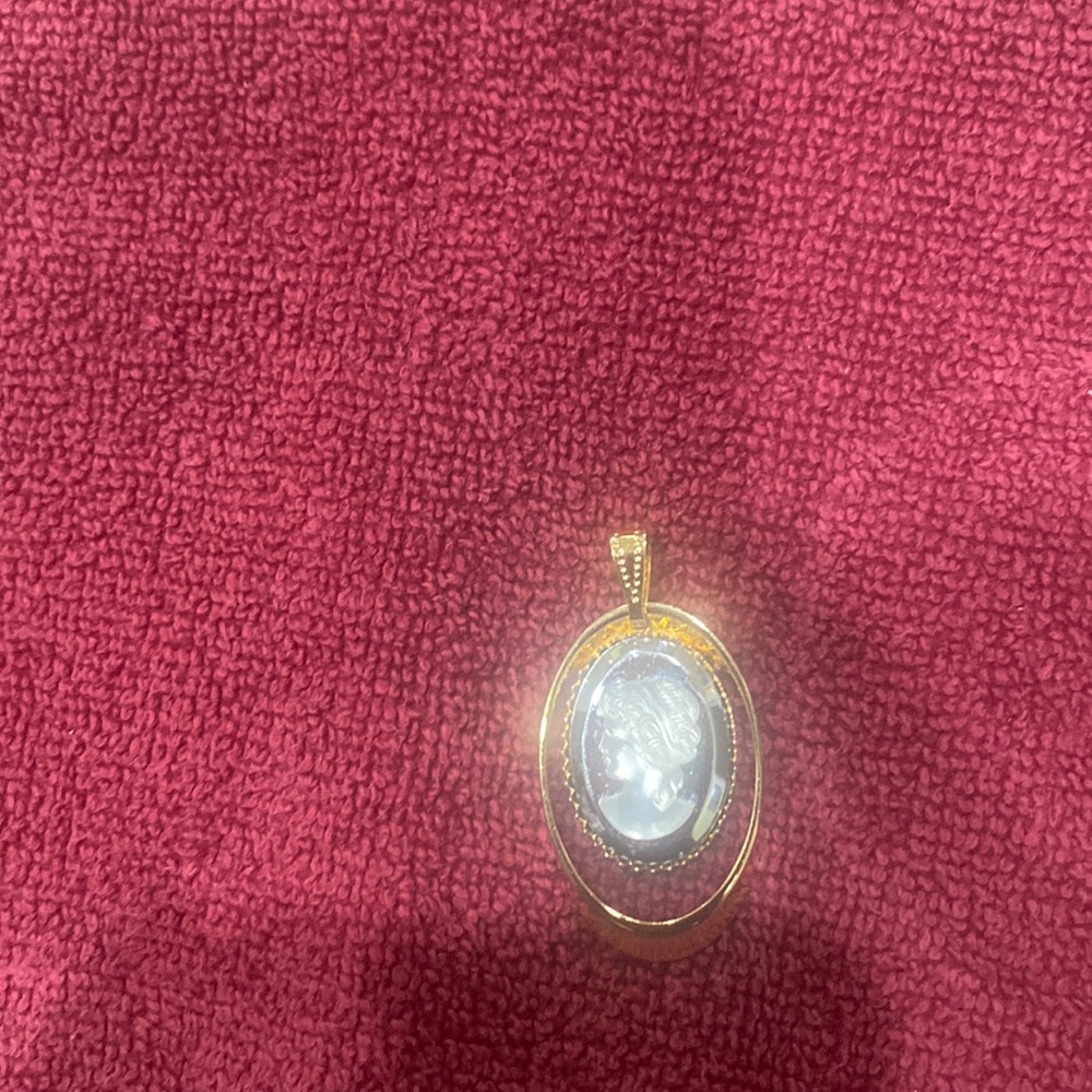 Vintage cameo charm gold tone, black and white.